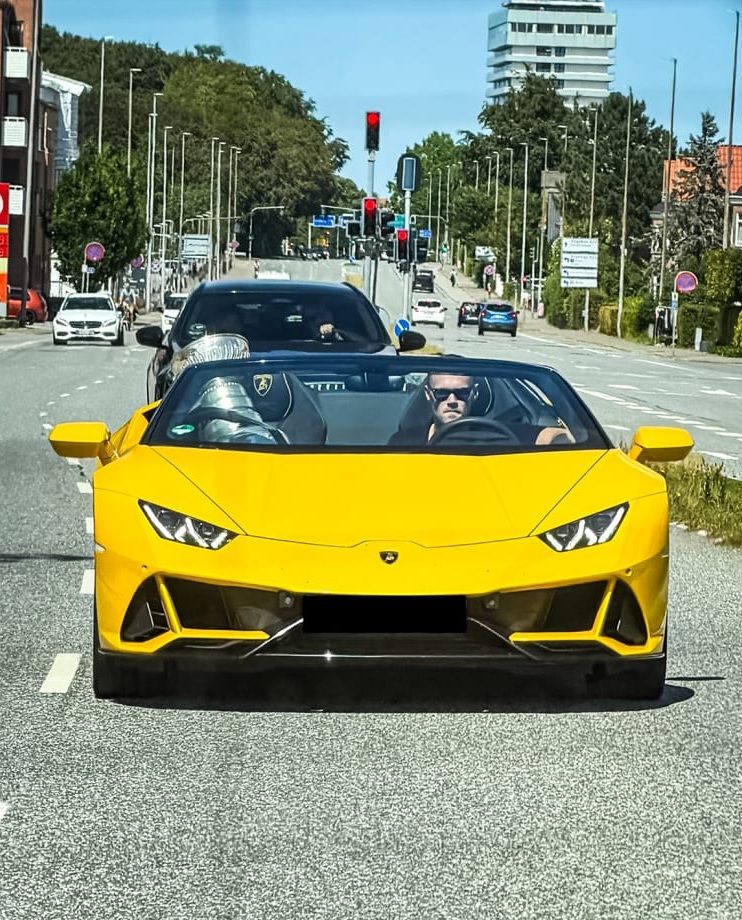 Датский триумф: Элерс промчался на Lamborghini с Кубком Стэнли и устроил праздник для 4000 фанатов