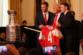 Хоккей под ударом: 50-процентная пошлина Трампа на канадские клюшки ударит по американским семьям